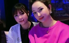 一边下奶一吃敷面膜视频